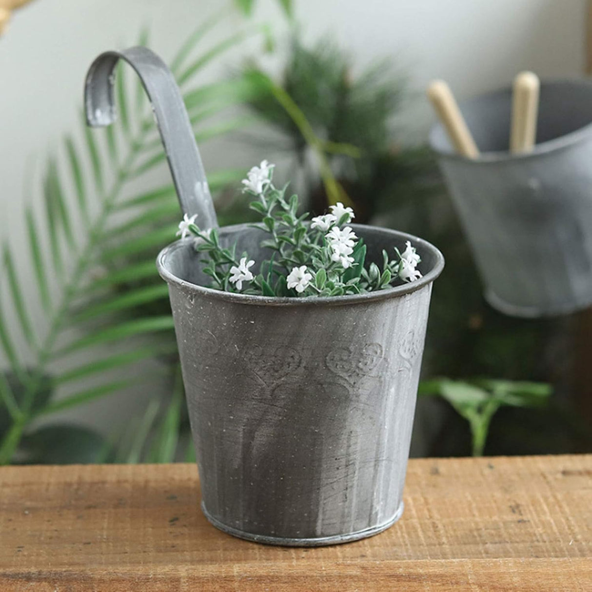 Hängande metallblomkruka i vintage design – Dekorativ blomkruka för inomhus- och utomhusbruk Carvallo