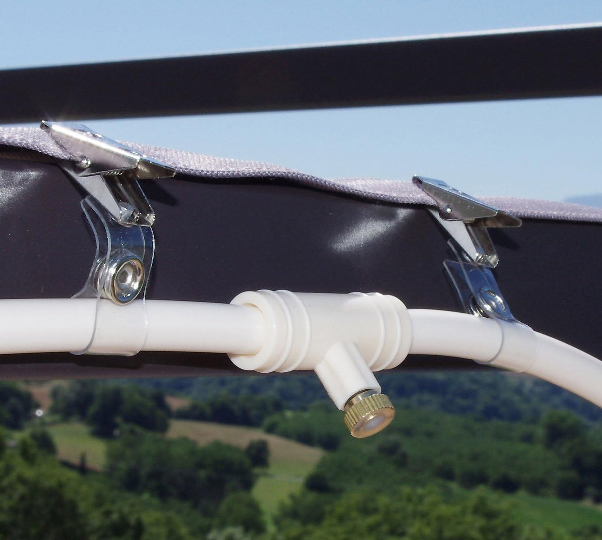 Sprinklersystem – Vattenslang med sprutmunstycken för svalkande uppfriskning i trädgården Carvallo