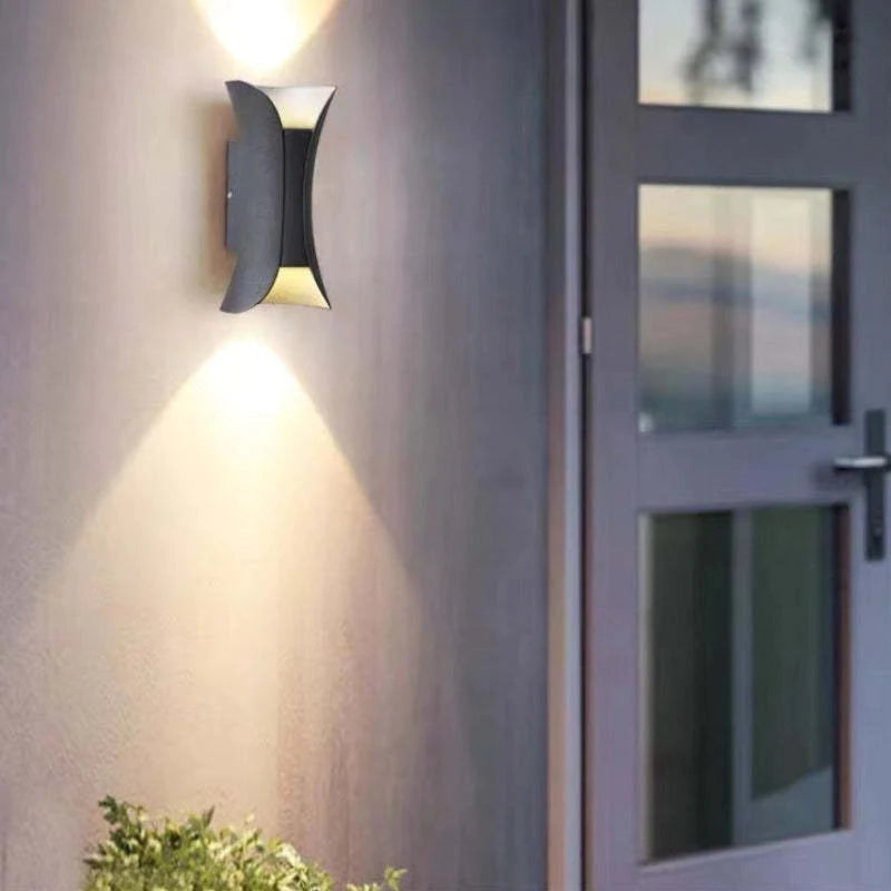 Regn eller solsken, denna IP65 vattentäta LED-vägglampa levererar stil och prestanda Carvallo