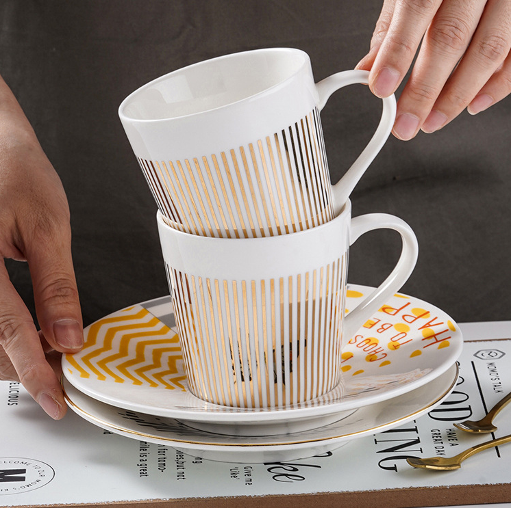 Carvallo - rörlig spegelreflektion av kreativa kaffekoppar Carvallo
