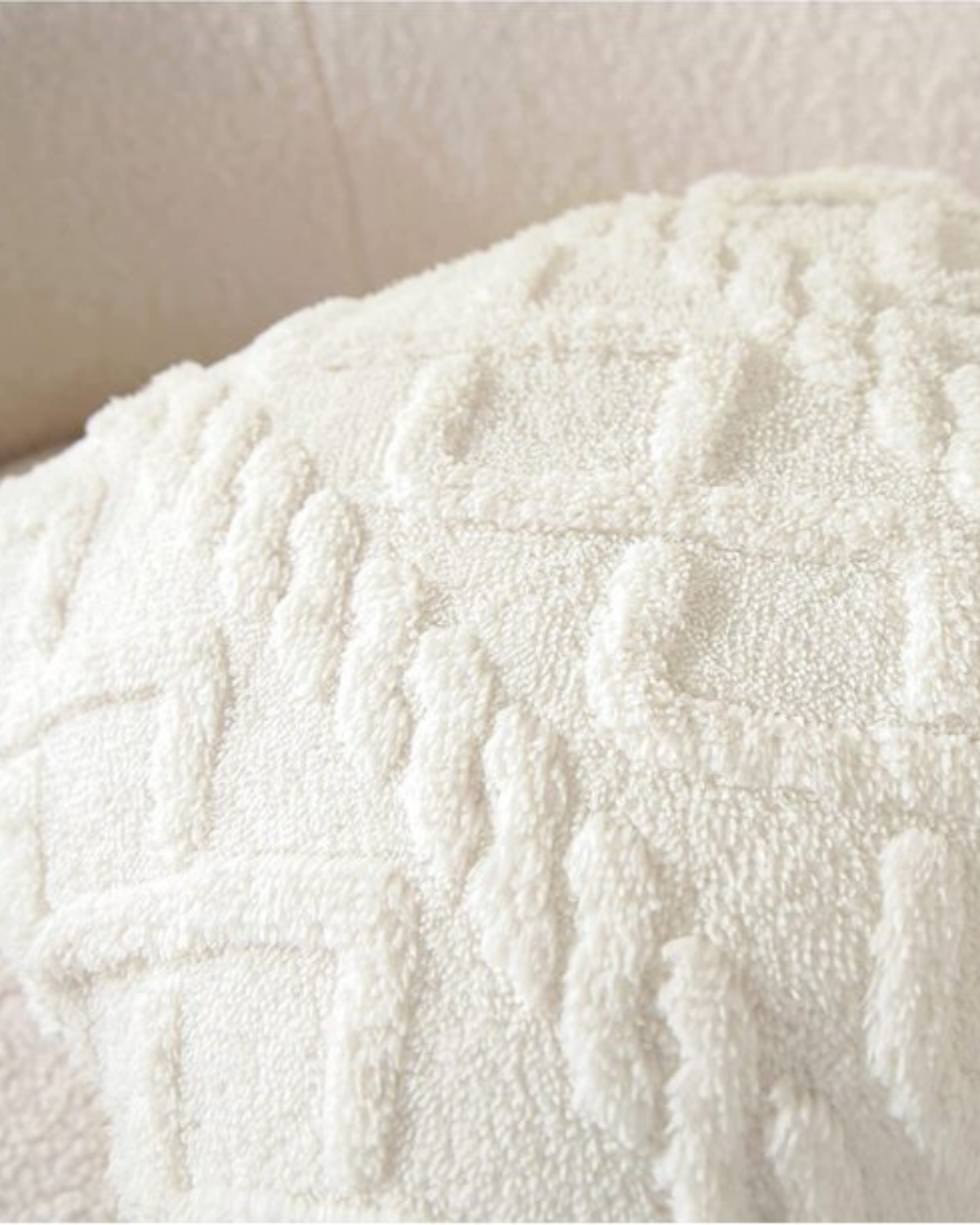 Carvallo – Lyxig Reliefkudde med subtil geometrisk design för en stilren interiör Carvallo