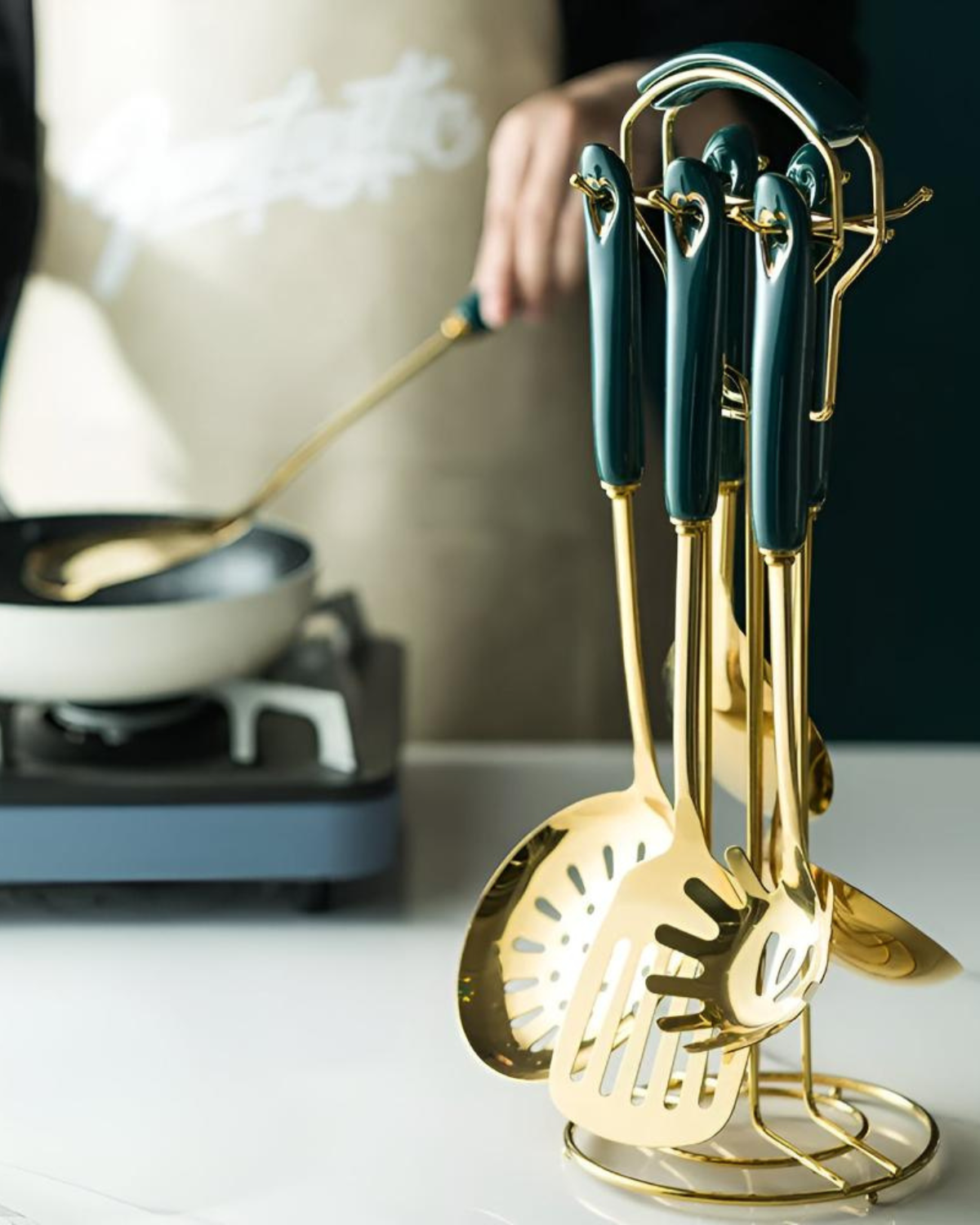 Éclat Gourmet – Lyxigt Kökstillbehör Set med Guld Finish & Smaragdgröna Handtag Carvallo