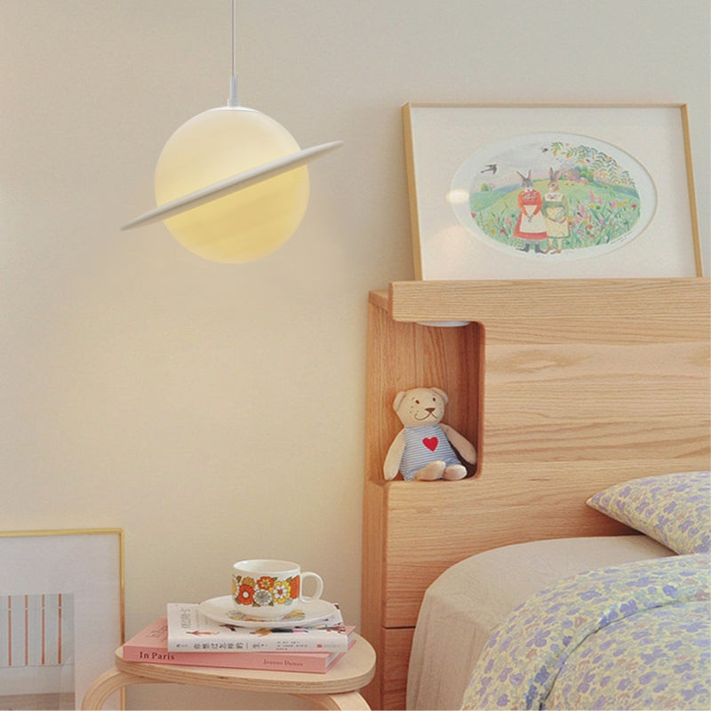 OrbitGlow - Elegant Saturn-inspirerad pendel med justerbar ljusstyrka Carvallo