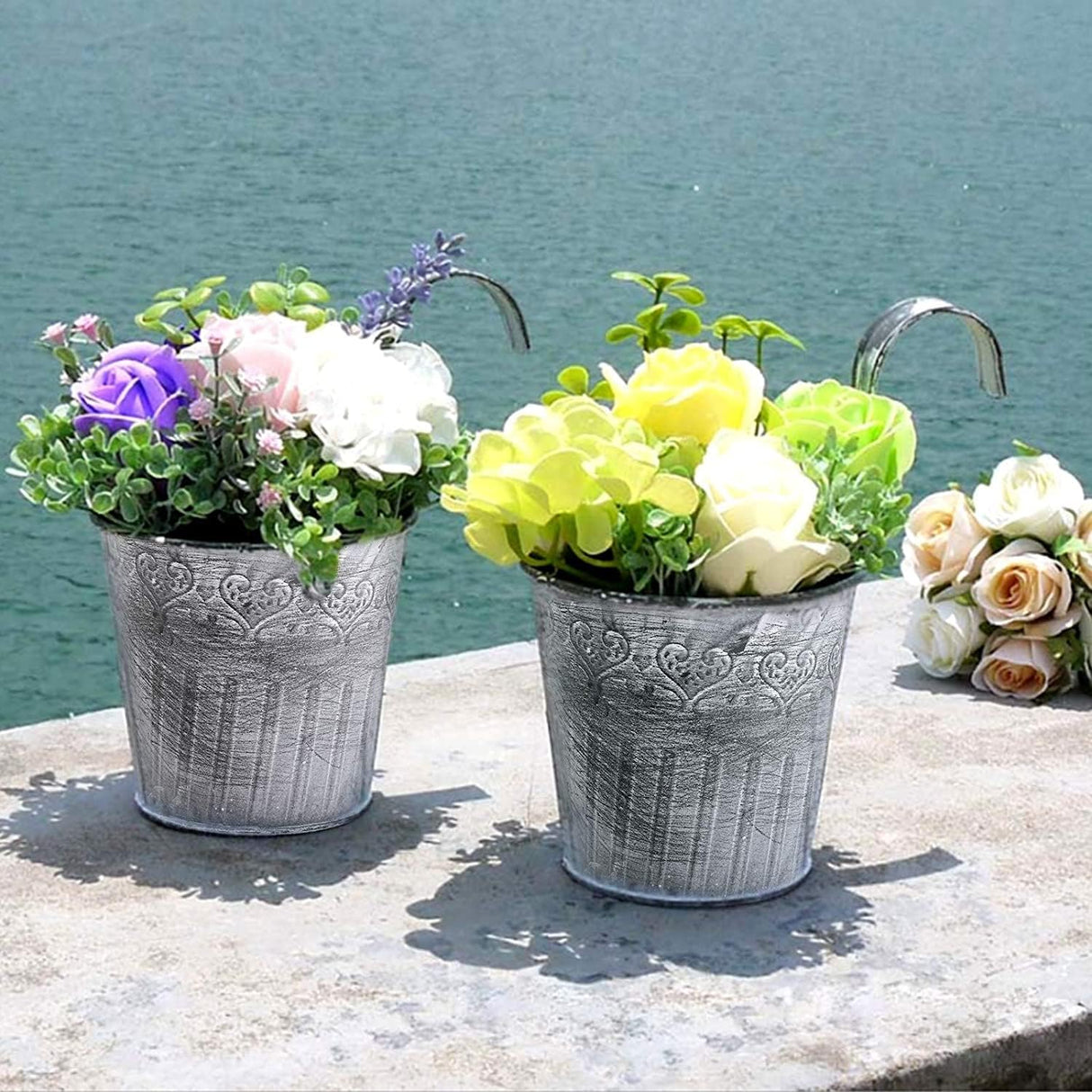 Hängande metallblomkruka i vintage design – Dekorativ blomkruka för inomhus- och utomhusbruk Carvallo