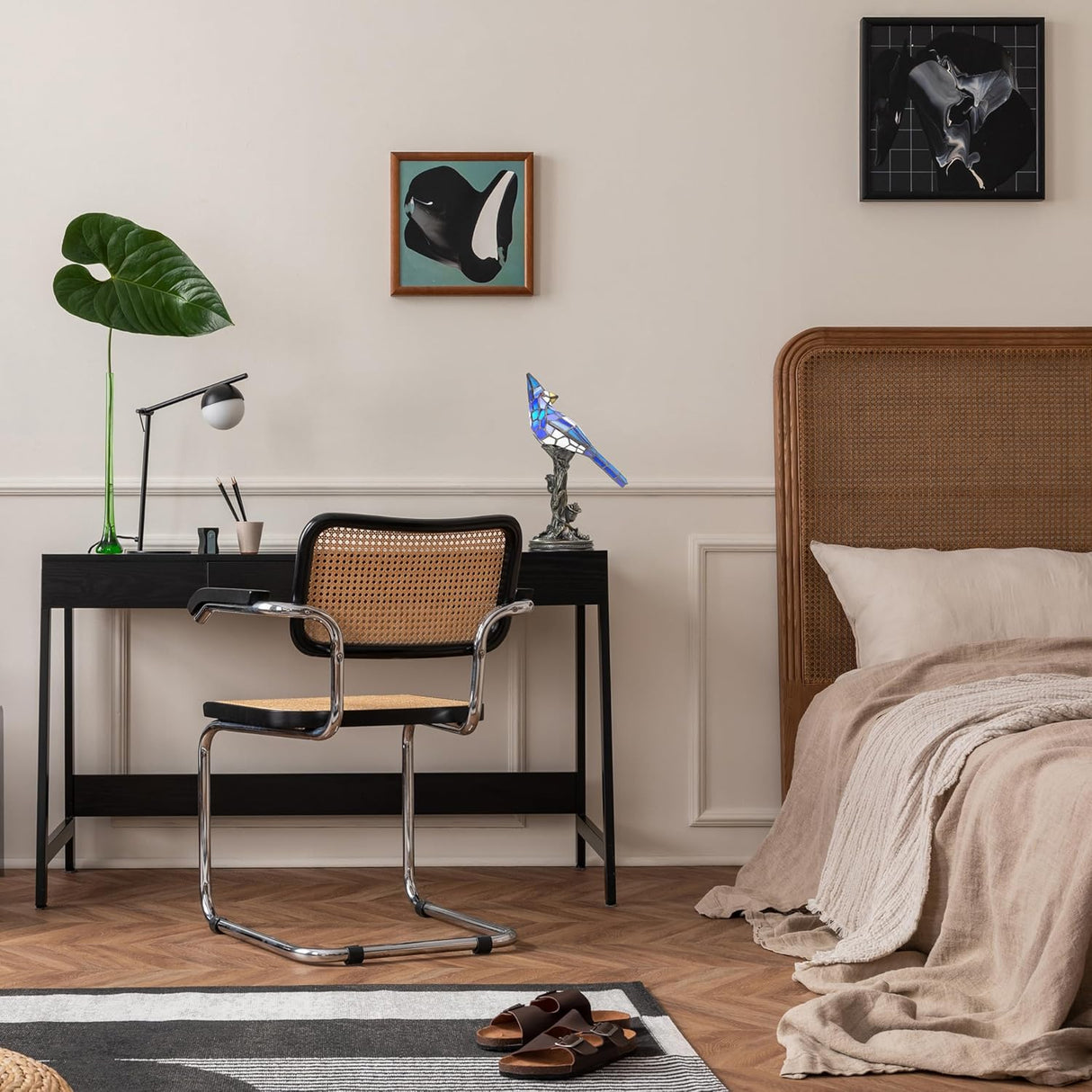 Färgat glas fågel bordslampa bronssockel Carvallo