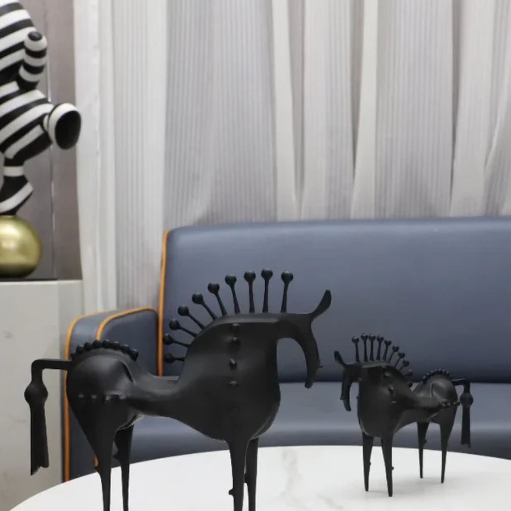 Majestätisk svart hingstskulptur – slående hästdekor i metall MILA Sverige