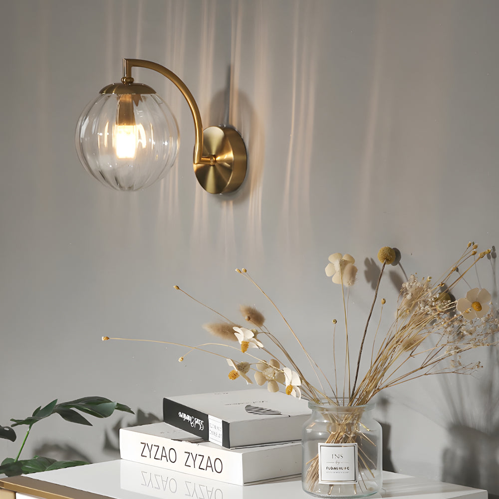 1-ljuskälla böjd arm vägglampa med bollformad ribbad glaslöpa Carvallo