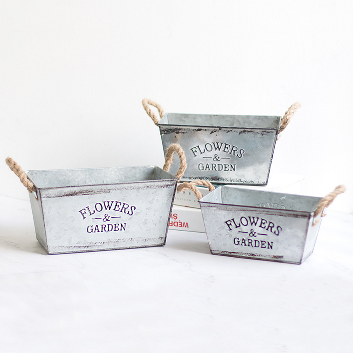 Dekorativ blomster- och trädgårdsbehållare i metall med hampasnörehandtag Carvallo