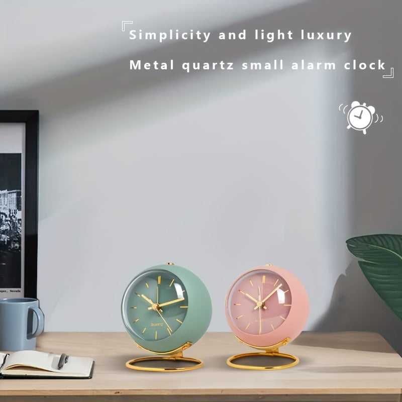 Nordic Silent Desk Clock – Luminösa Visare & Metallram Carvallo