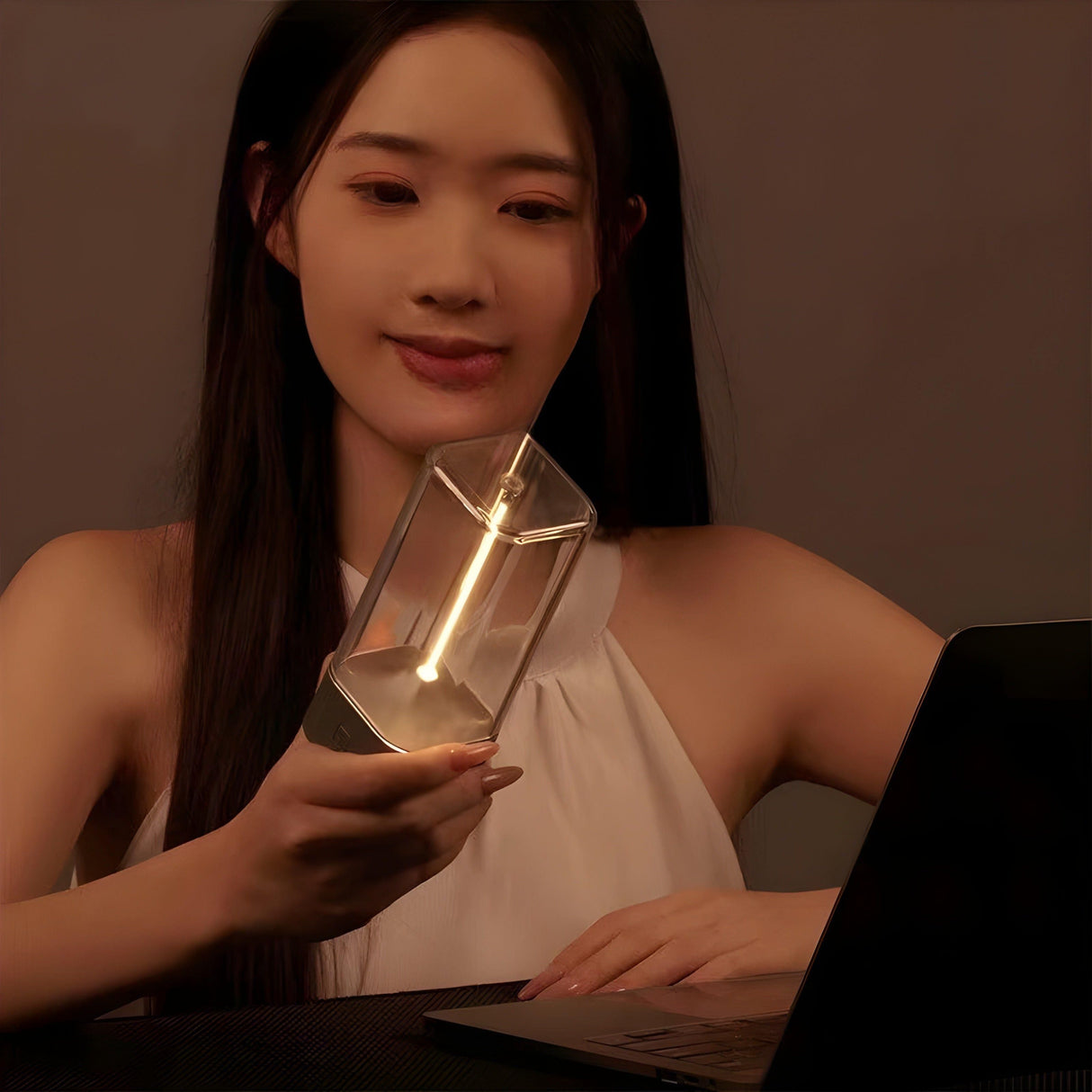 QuantumAura Lampa - Avslappnad USB-laddning Magnetisk Bordslampa Carvallo