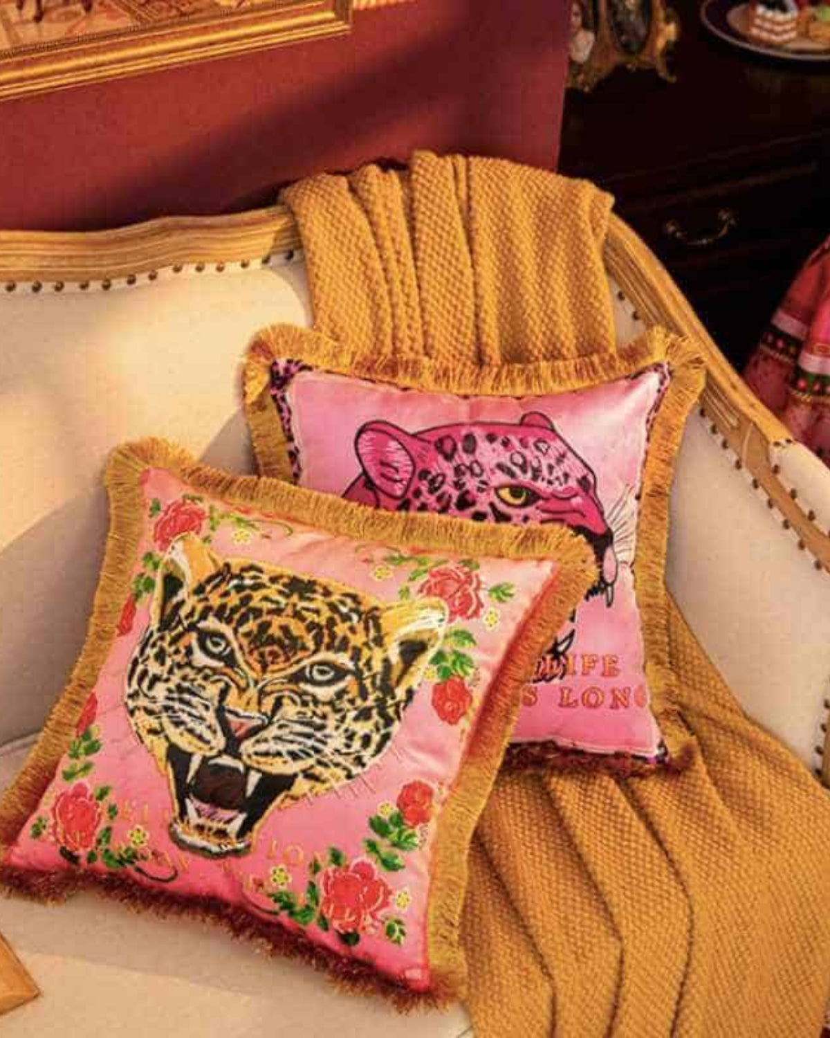 Carvallo – Lyxig Sammetkudde med Kunglig Panthertryck för Stilig Inredning Carvallo