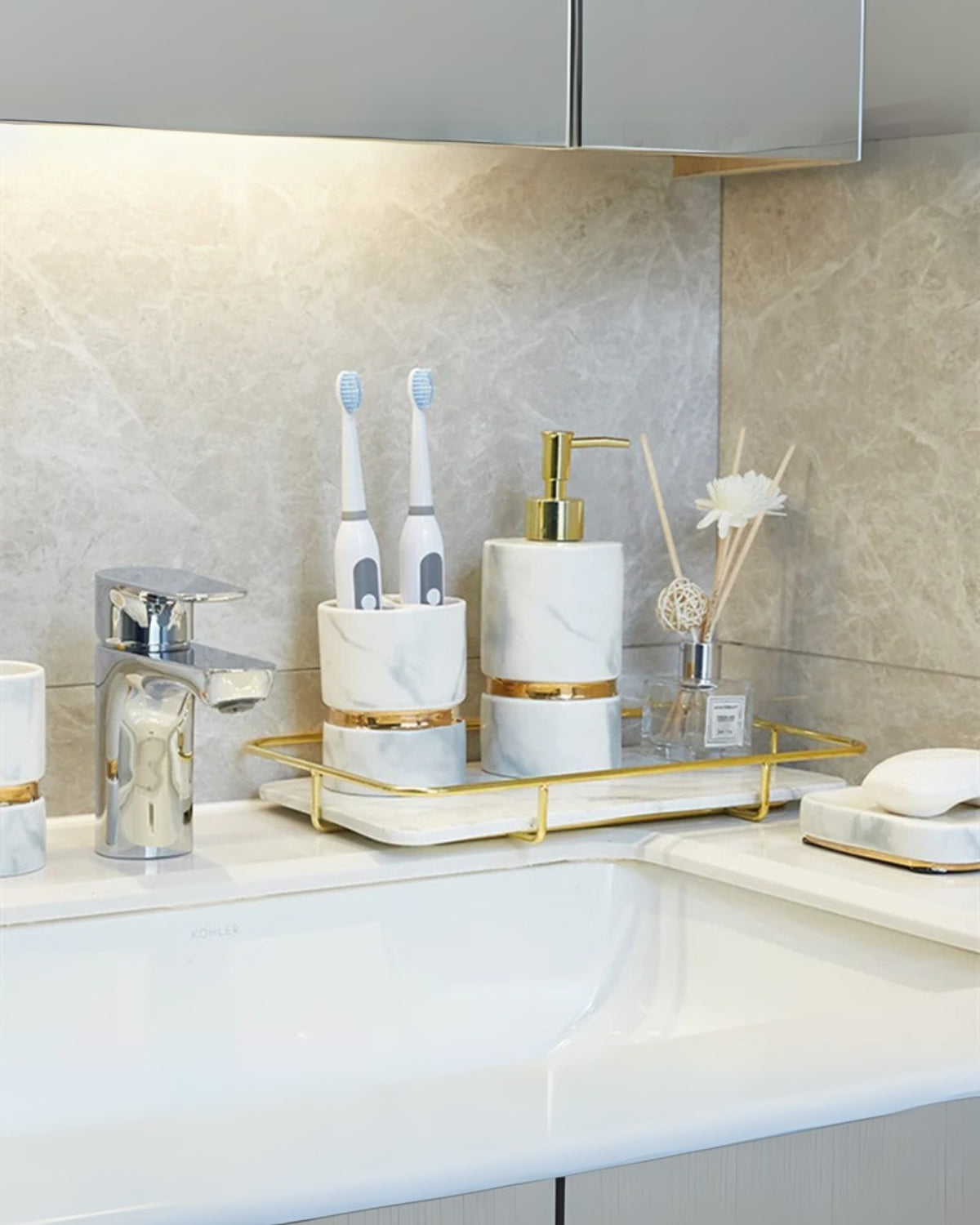 Carvallo Marmor Elegance – Lyxigt Marmorbadrumset med Gyllene Detaljer (6-delat) Carvallo