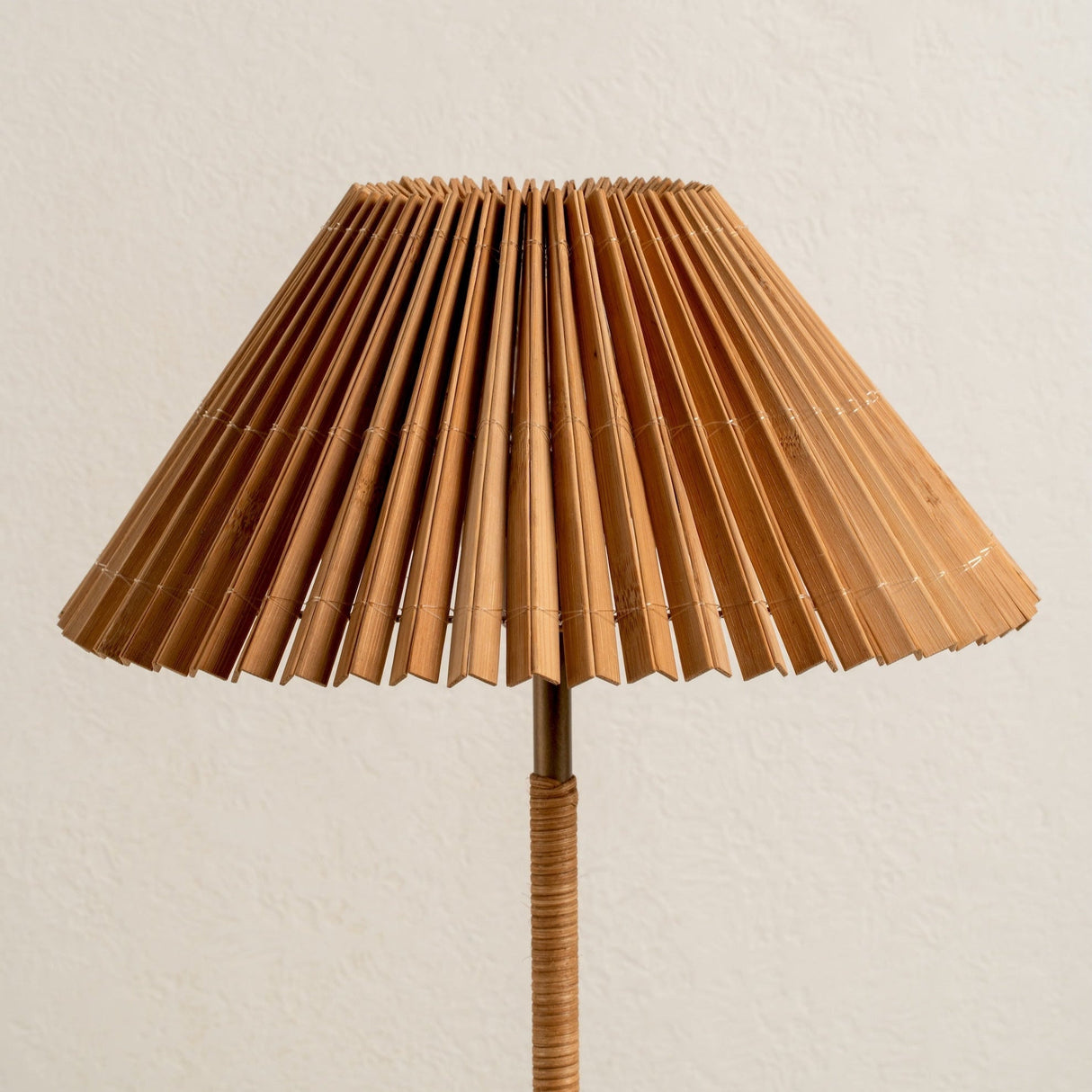 Anji Bordslampa Bamboo | Sänglampor & Belysning för Vardagsrum | Mid Century Modern | Åldrad mässingsbas | Brick by Brick Carvallo
