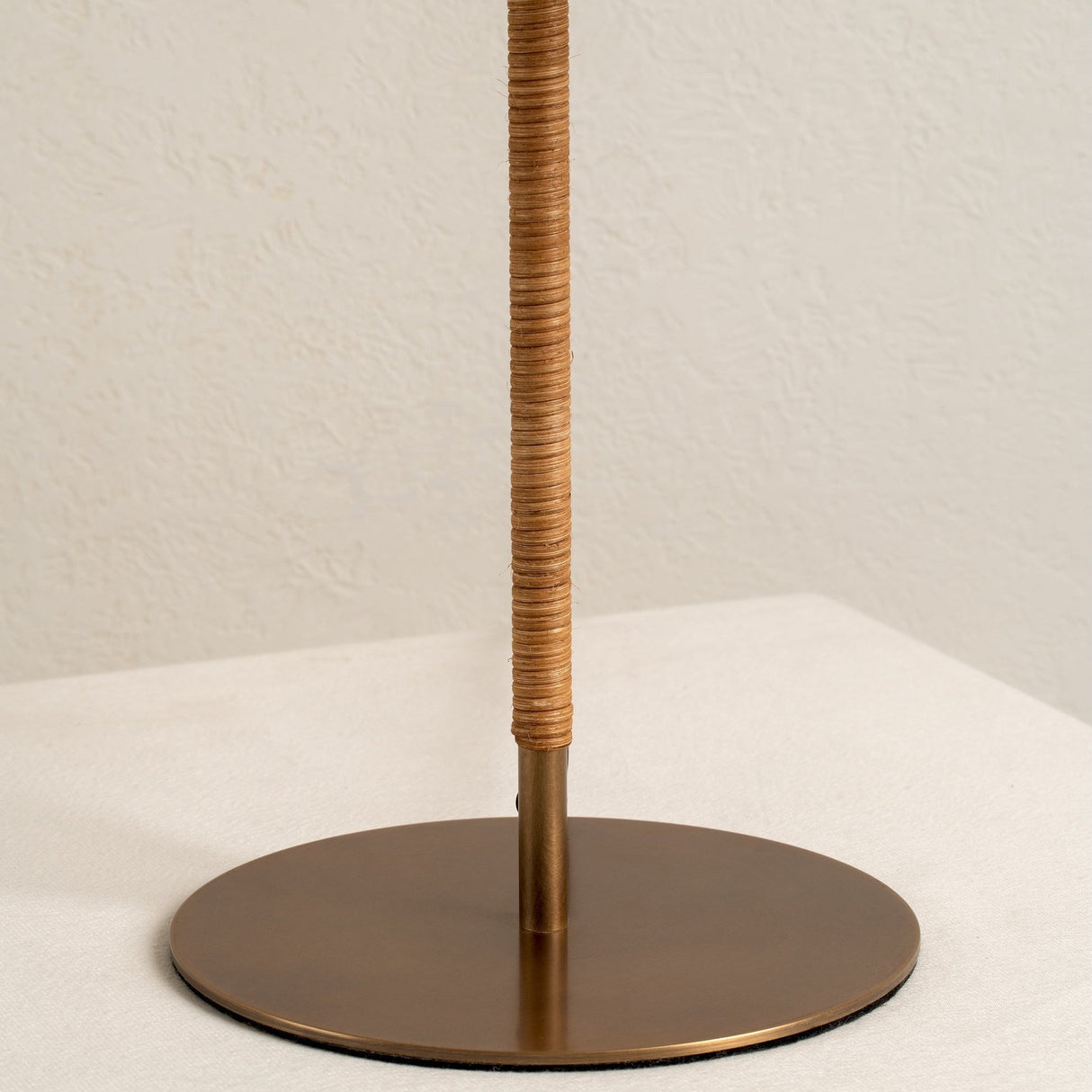 Anji Bordslampa Bamboo | Sänglampor & Belysning för Vardagsrum | Mid Century Modern | Åldrad mässingsbas | Brick by Brick Carvallo