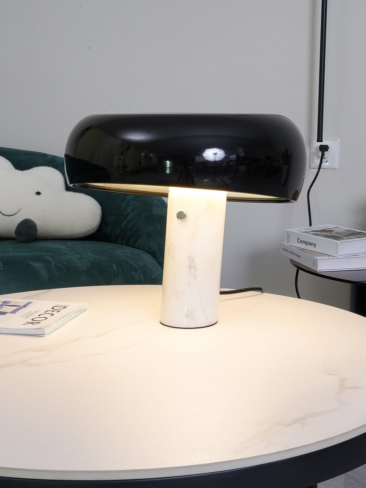 StoneGlow - Dekorativ bordslampa i marmor, där elegans och värme möts MILA Sverige