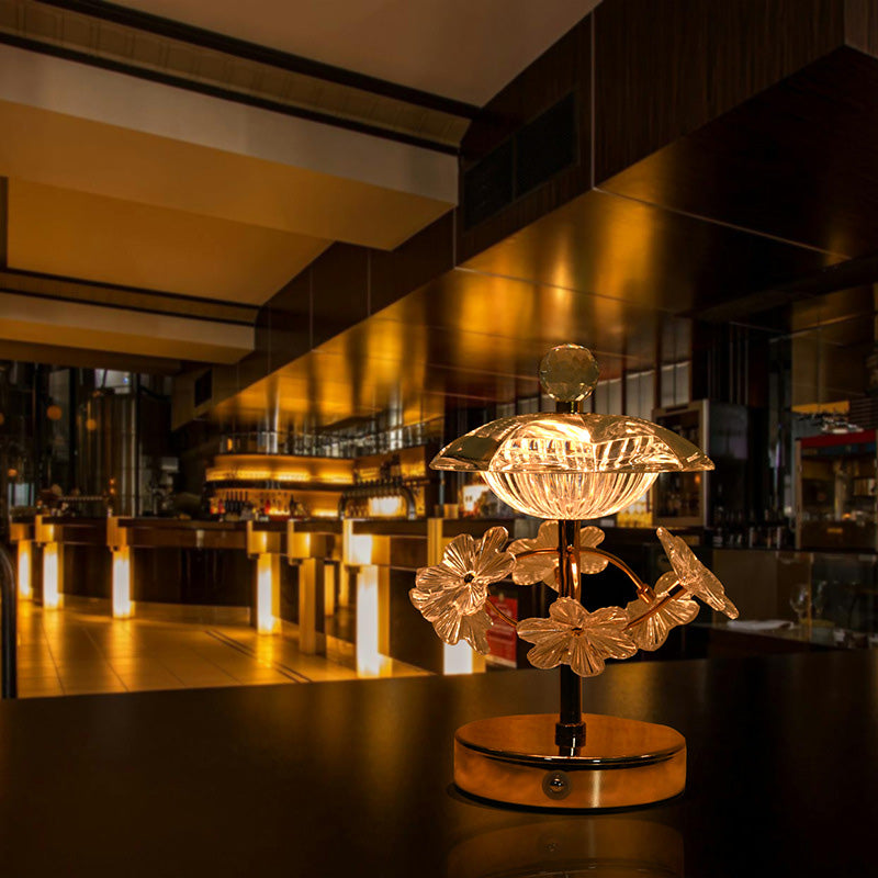 Elegant LED-bordslampa i kristall – blommönster med rund metallfot MILA Sverige