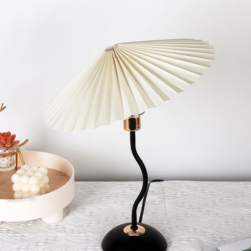 Nordic Folded Linen Bordslampa – Elegant böjd järndesign MILA Sverige