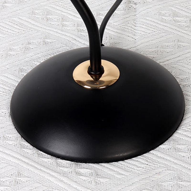 Nordic Folded Linen Bordslampa – Elegant böjd järndesign MILA Sverige