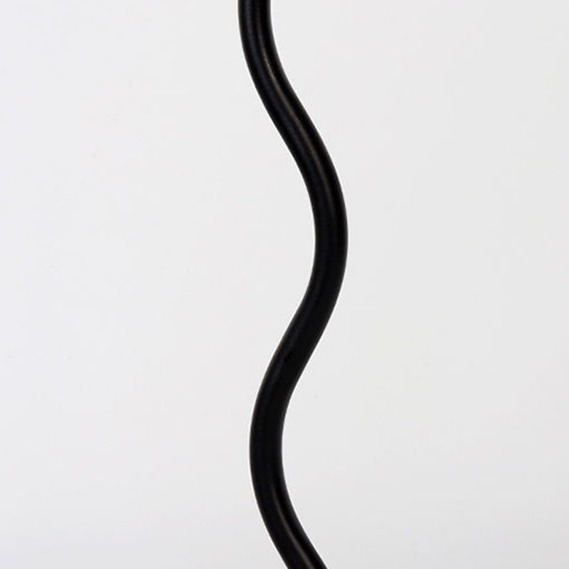 Nordic Folded Linen Bordslampa – Elegant böjd järndesign MILA Sverige