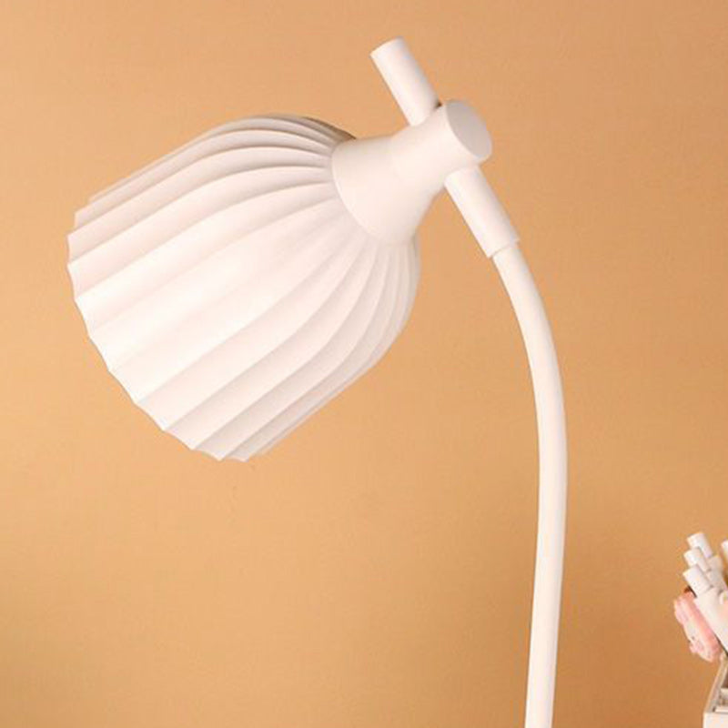 Elegant vikt LED-bordslampa – modern minimalistisk design MILA Sverige