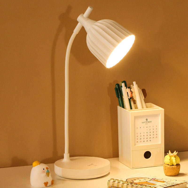 Elegant vikt LED-bordslampa – modern minimalistisk design MILA Sverige