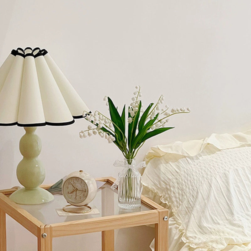 Franskinspirerad tygbordslampa – elegant avsmalnande pumpadesign MILA Sverige