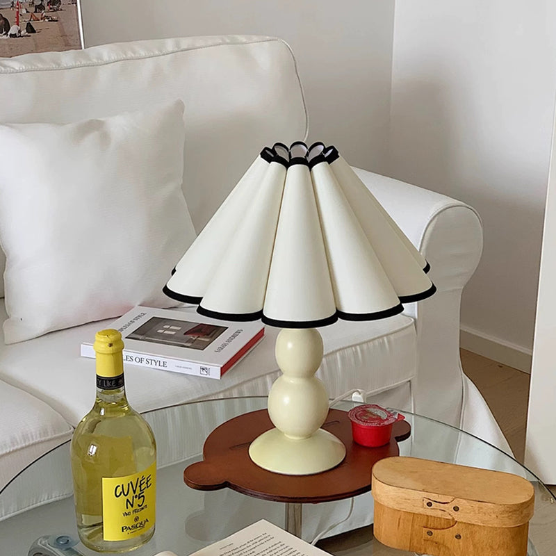 Franskinspirerad tygbordslampa – elegant avsmalnande pumpadesign MILA Sverige