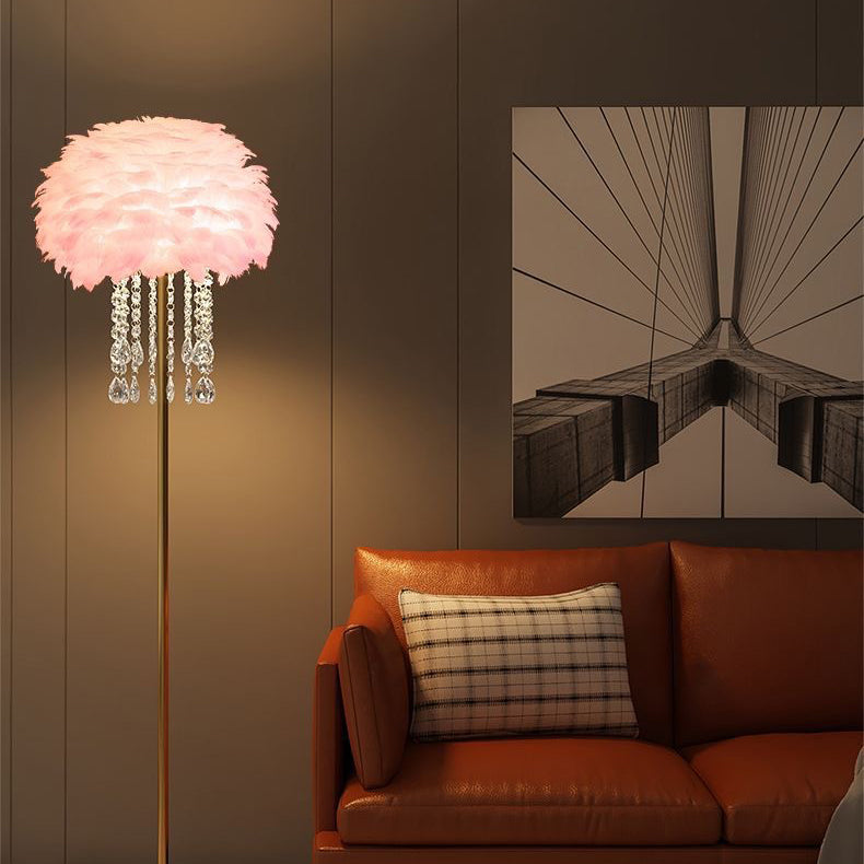 Elegant nordisk golvlampa med fjäder- och kristallsiffra Carvallo
