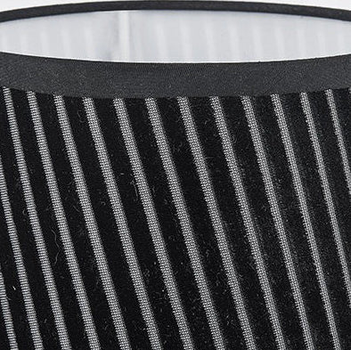 Modern Nordic Touch bordslampa – randig tygskärm och elegant järnfot MILA Sverige