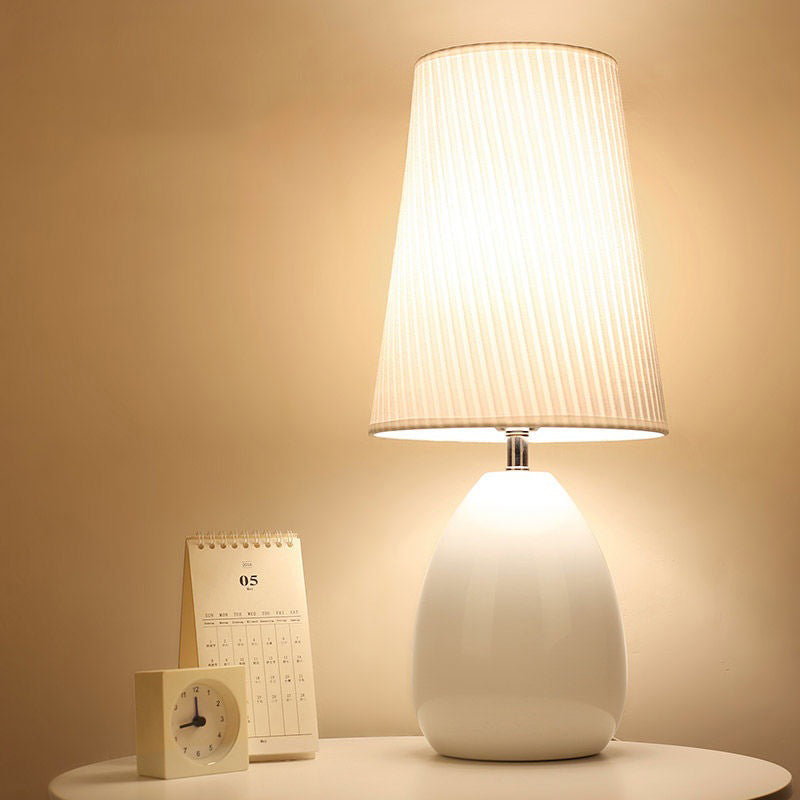 Modern Nordic Touch bordslampa – randig tygskärm och elegant järnfot MILA Sverige