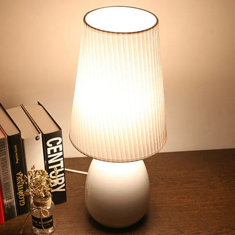 Modern Nordic Touch bordslampa – randig tygskärm och elegant järnfot MILA Sverige