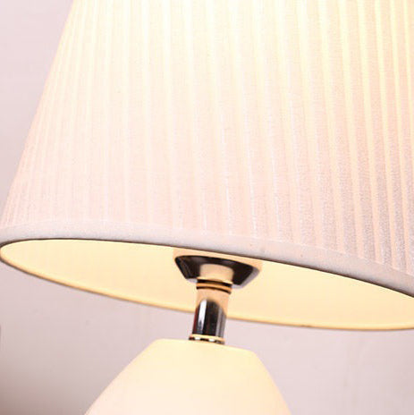 Modern Nordic Touch bordslampa – randig tygskärm och elegant järnfot MILA Sverige