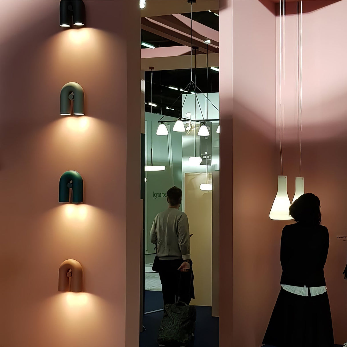 Samtida U-formad Vägglampa Carvallo