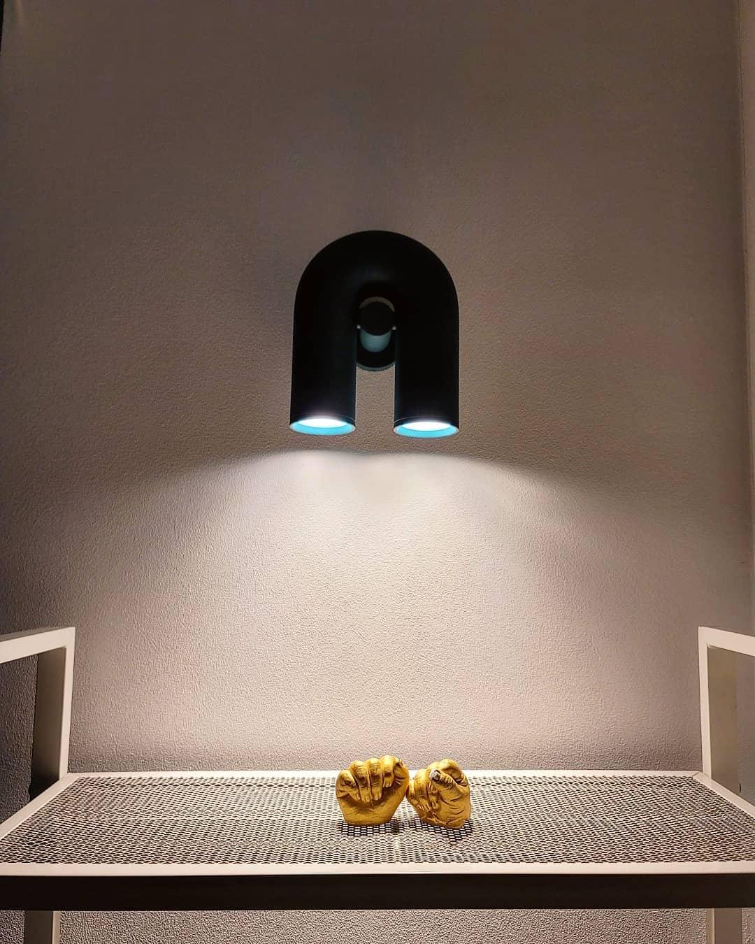 Samtida U-formad Vägglampa Carvallo