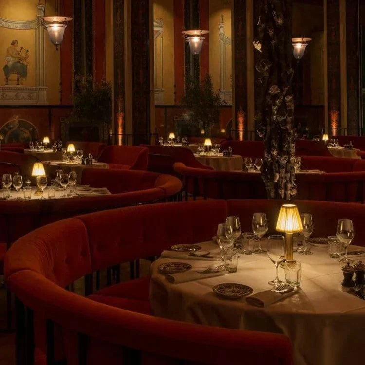 Bordslampa med guldbas och tygskärm Carvallo