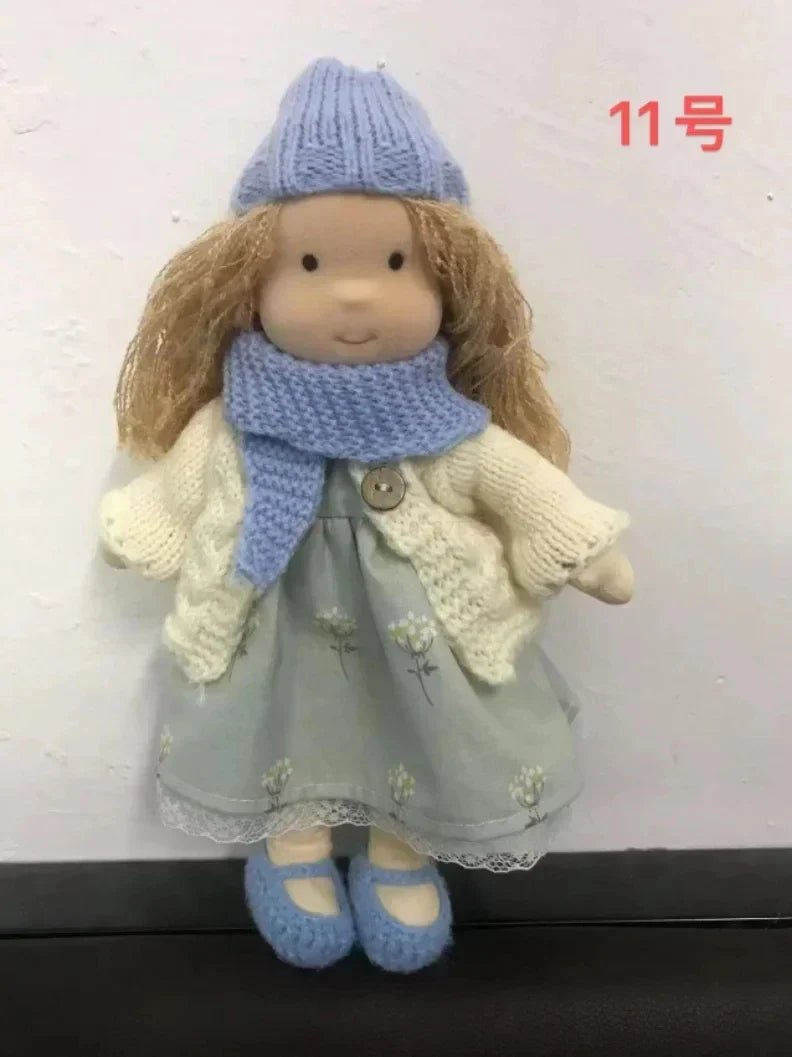 Gosig Waldorf-inspirerad plyschdocka – Handgjord bomullsleksak med presentask MILA Sverige