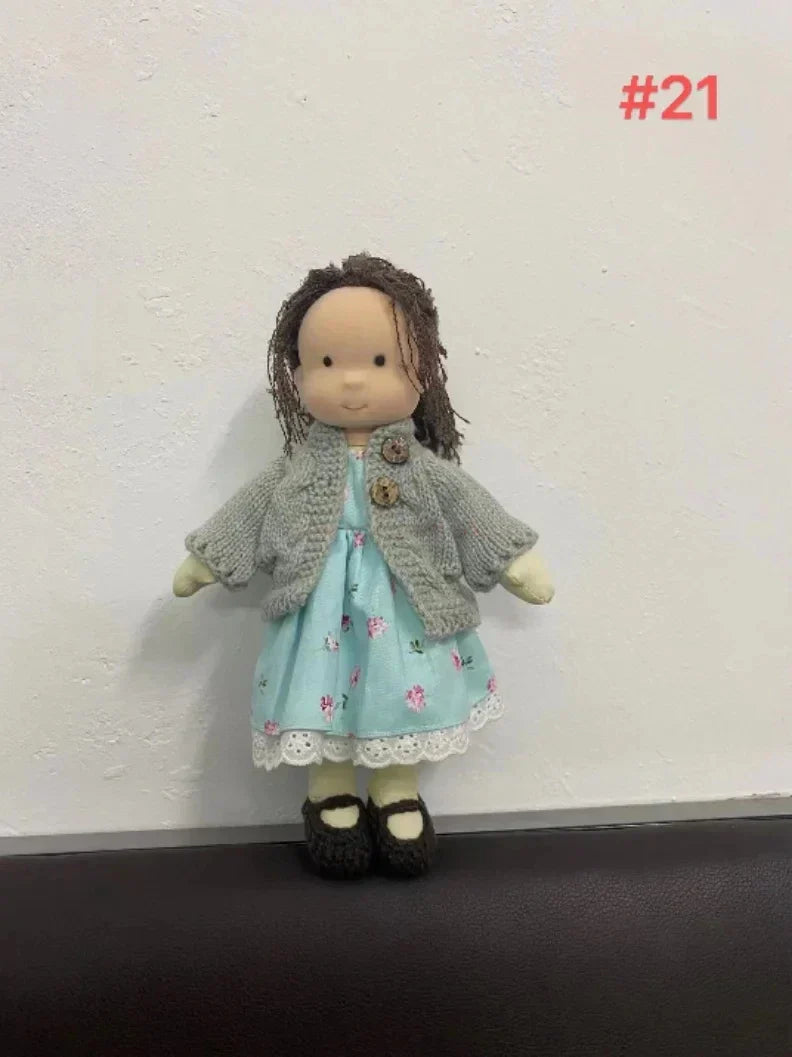 Gosig Waldorf-inspirerad plyschdocka – Handgjord bomullsleksak med presentask MILA Sverige