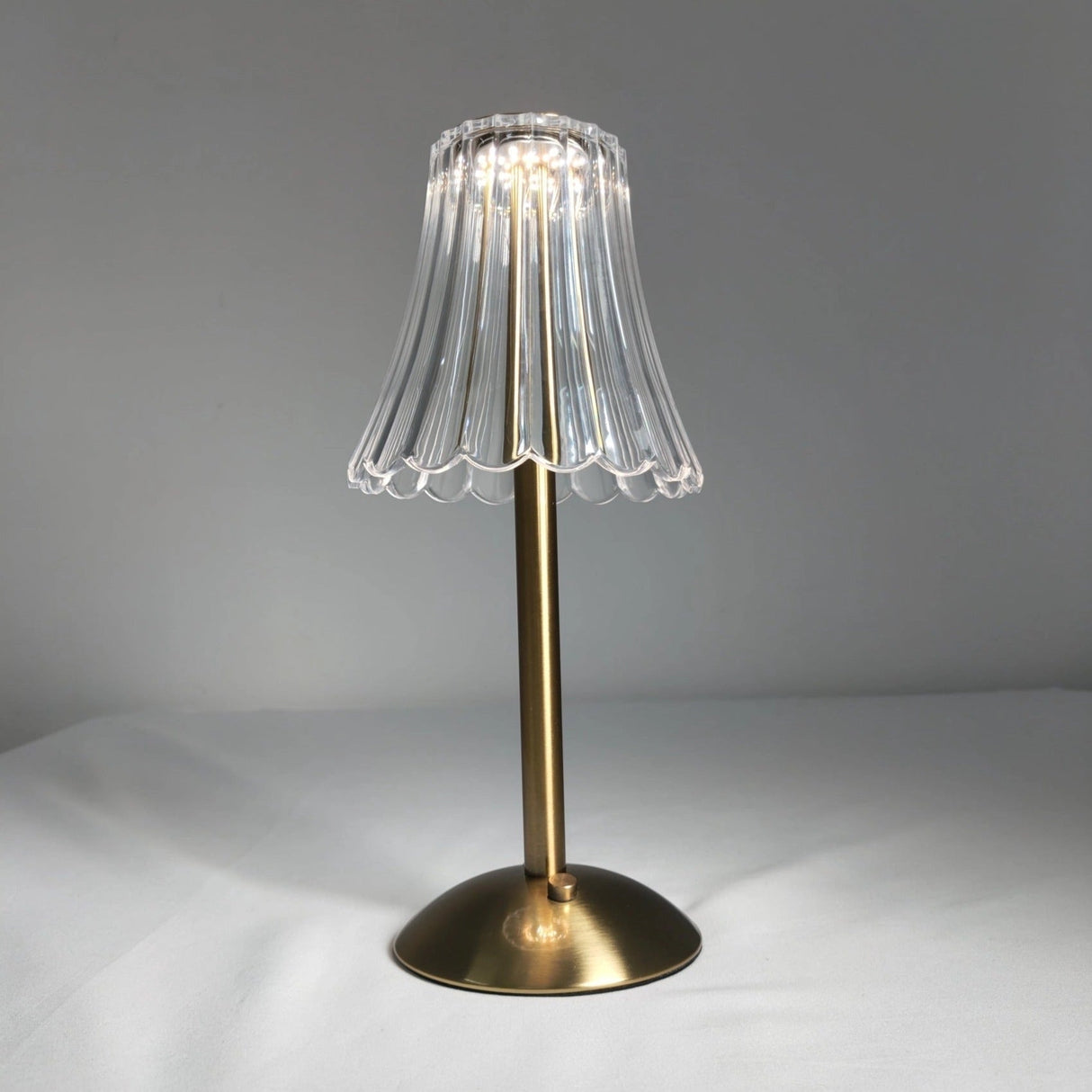 Elegant kristall-LED-bordslampa med mässingsfot – Vintage-inspirerad design Carvallo