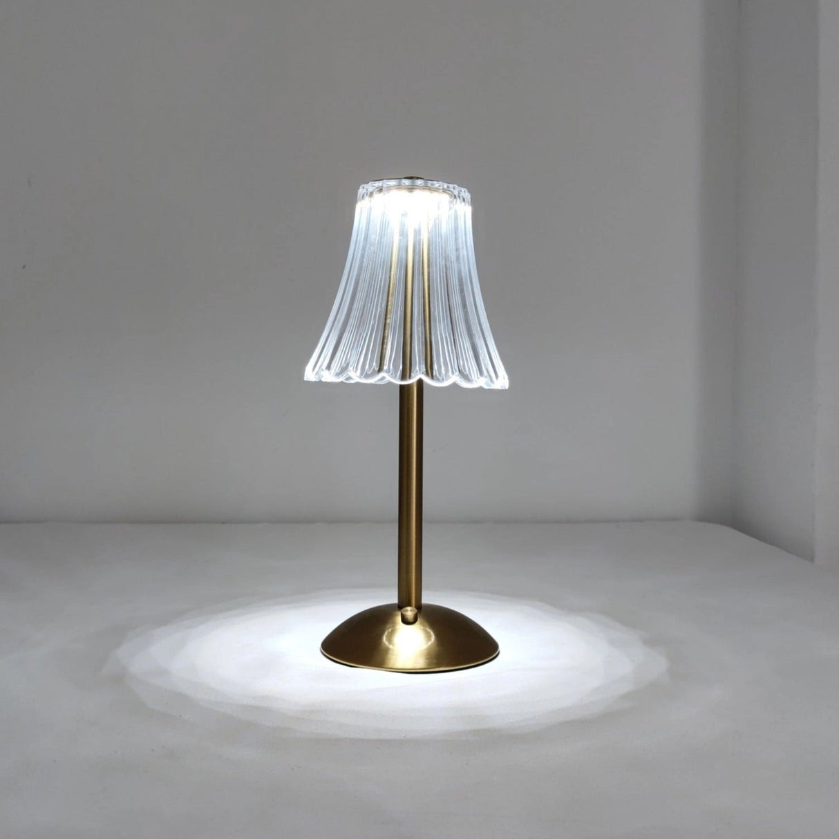 Elegant kristall-LED-bordslampa med mässingsfot – Vintage-inspirerad design Carvallo