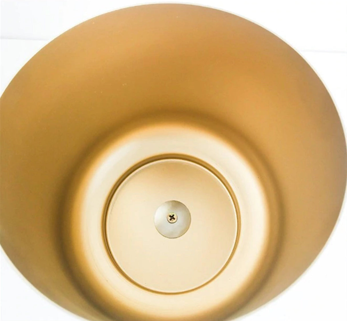 Elegant växtställ av guldmetal med träbas - Perfekt för din inredning Carvallo