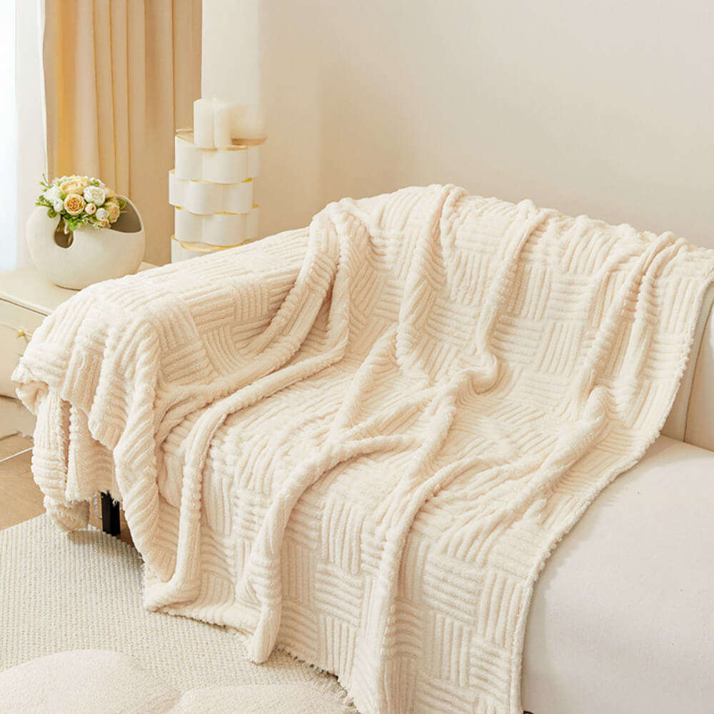 Oregelbundet rutigt randigt puffade sammetsoffatäcke Carvallo