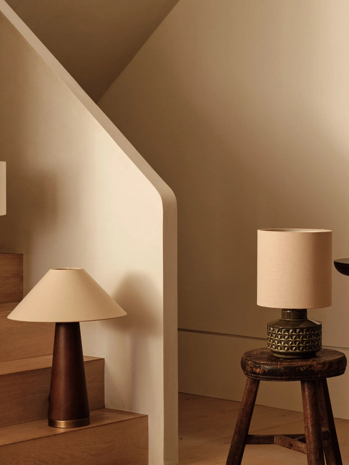 Glaserad Keramisk Bordsbelysning | Mid-Century Nattduksbordslampa | Naturlig Linneskärm | 15" | Brick by Brick Carvallo