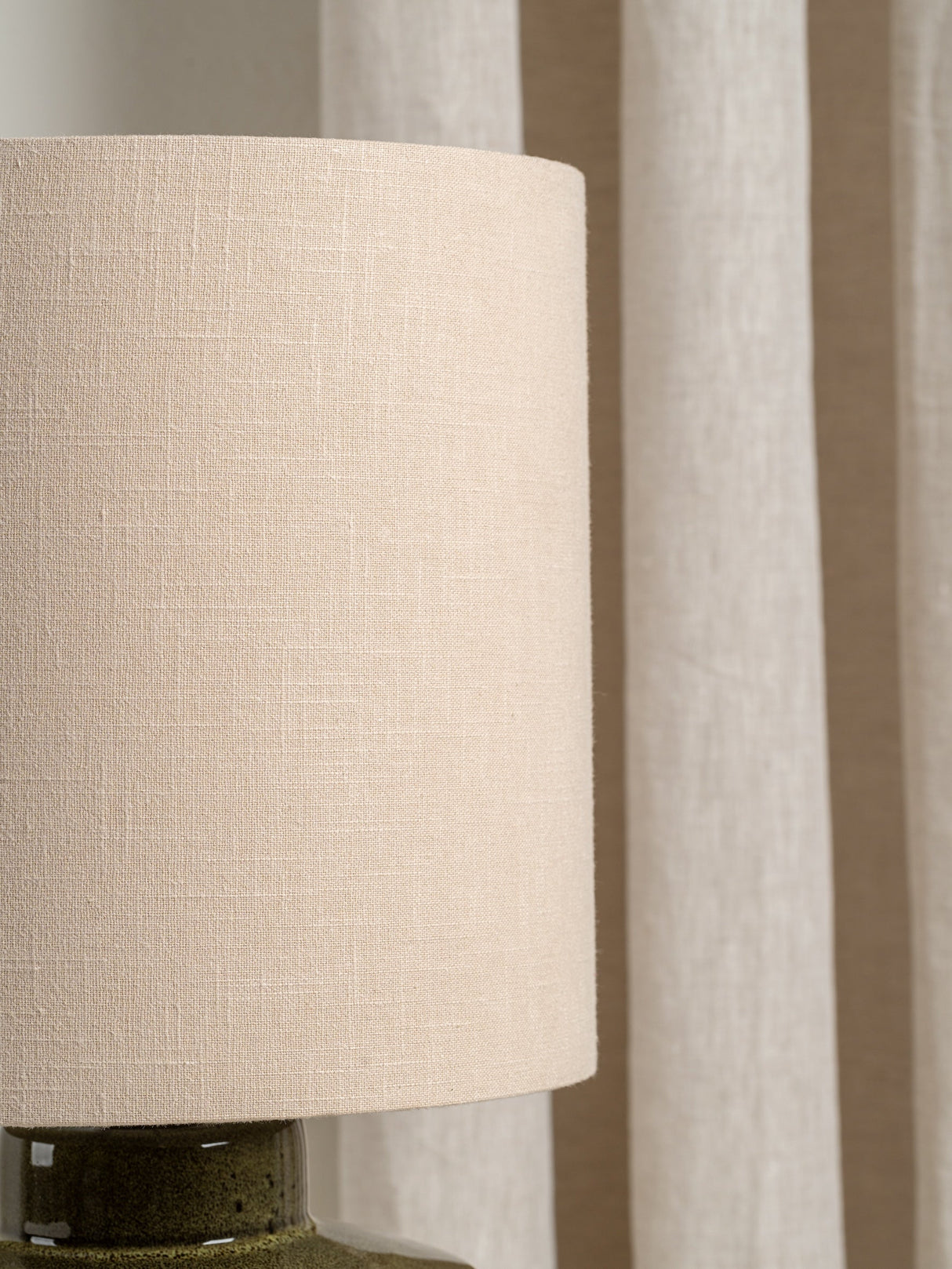 Glaserad Keramisk Bordsbelysning | Mid-Century Nattduksbordslampa | Naturlig Linneskärm | 15" | Brick by Brick Carvallo