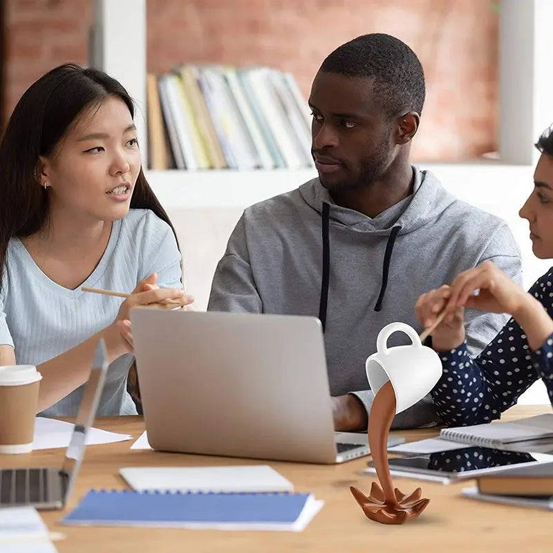 Flytande kaffekopp skulptur kreativ köks skrivbord dekoration Carvallo
