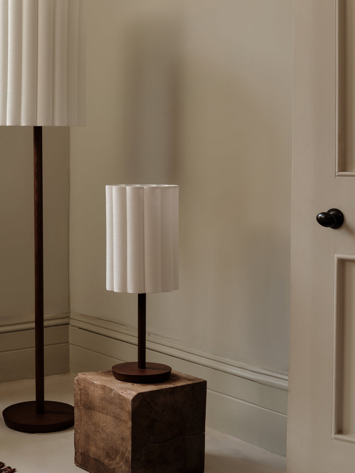 Folia Bordslampa | Elegant Sänglampor | 24 Valnöt Bas & Linne Skärm | Brick by Brick Carvallo