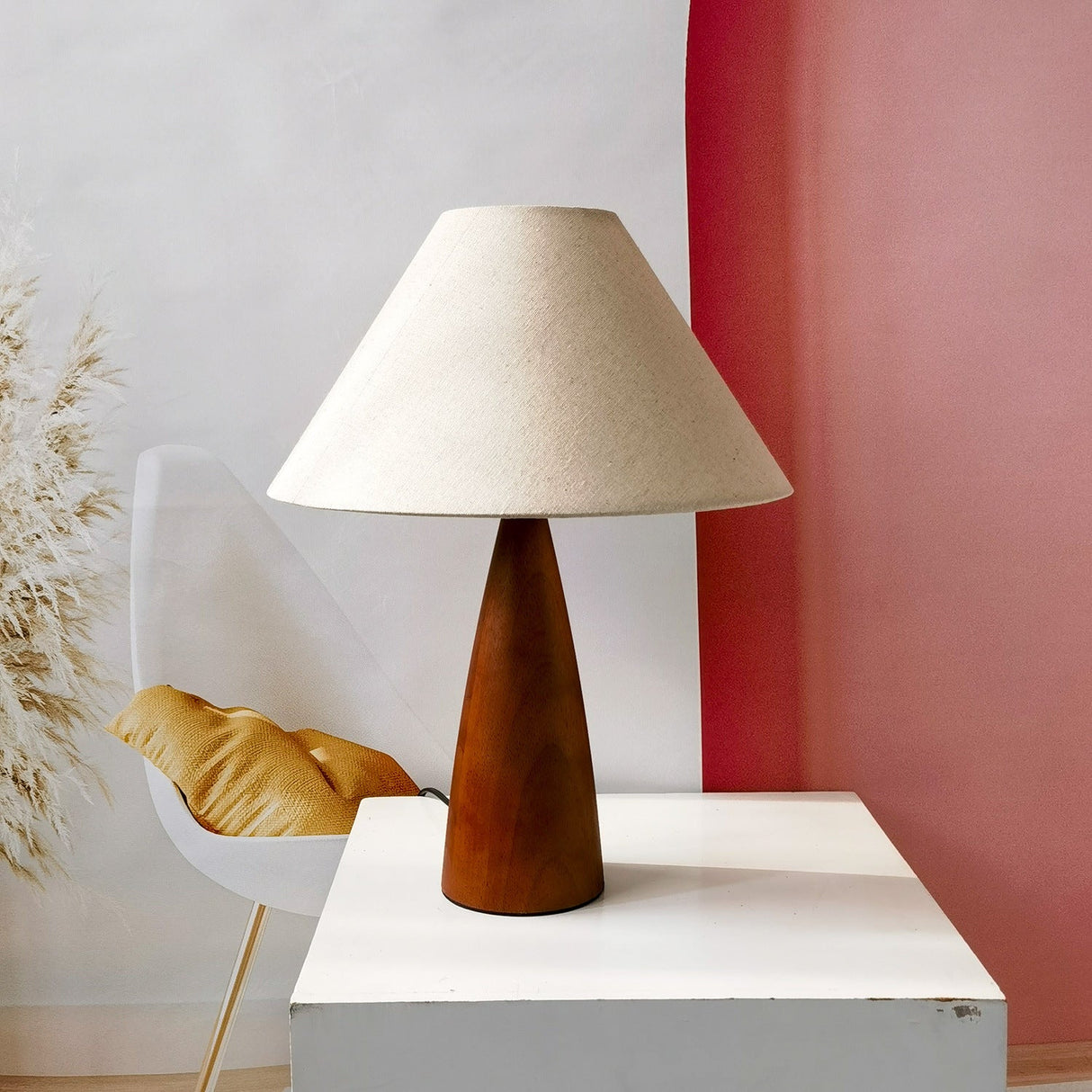 Skandinavisk Mid-Century Stil Trä Bordslampa Carvallo