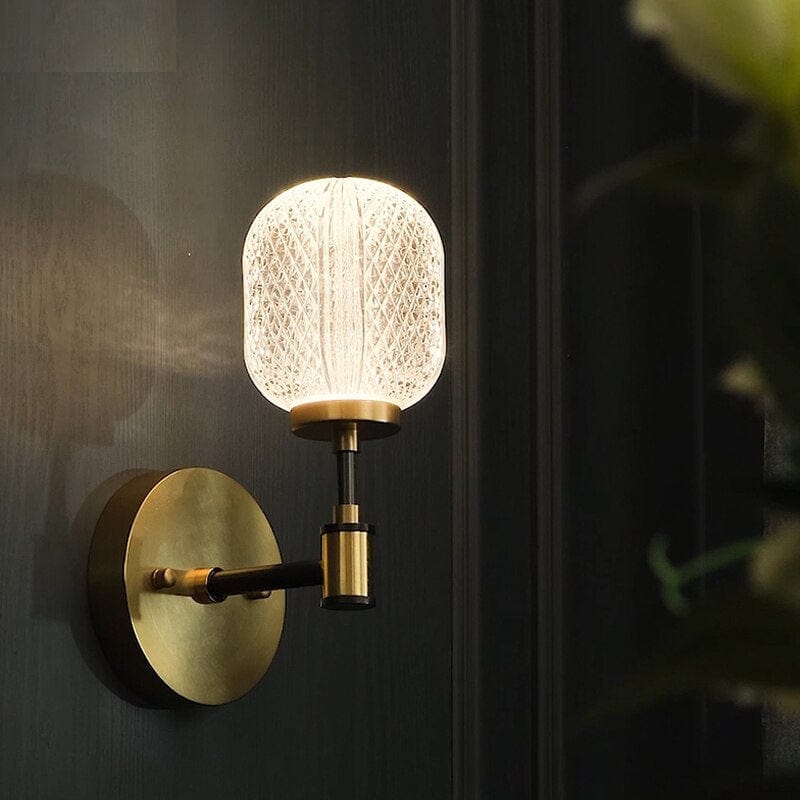 Kristallakrylvägglampa | Elegant väggsconse i mässing | Enkelt ljus | 9.84×6.69 tum | Brick by Brick Carvallo