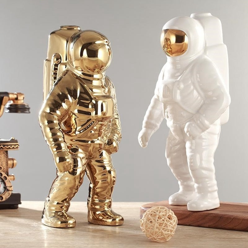 Guld Space Man Skulptur Astronaut Keramik Vas MILA Sverige