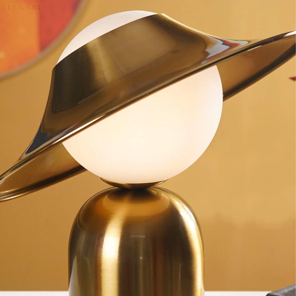 GoldSphere Lampa - Nordisk guldmetall bordslampa för heminredning Carvallo