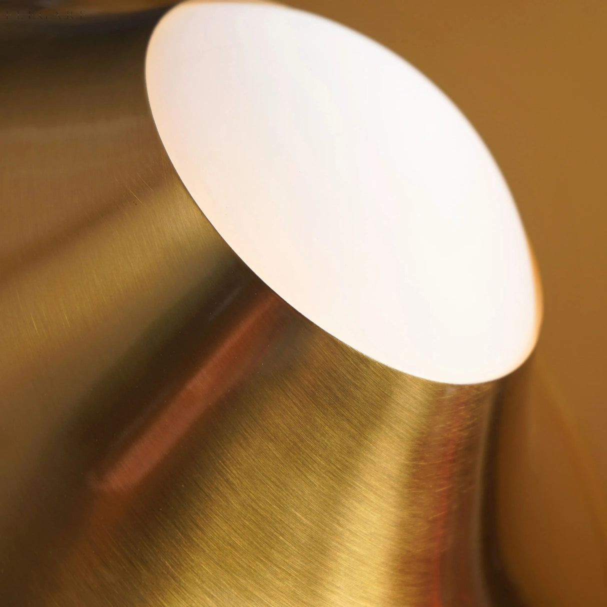 GoldSphere Lampa - Nordisk guldmetall bordslampa för heminredning Carvallo